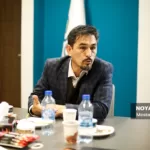 گاهی برخی مدیران یا نمایندگان در بازدید از شهرک ها کاستی هایی را مشاهده می کنند و طی تماس خود انتظار دارند این مشکل اولویت قرار گیرد؛ به همین دلیل تمام برنامه های ما درگیر این سفارش می شود و از اولویت های خود دور می شویم اما بعد از این نشست قول می دهیم حتما از همه شرکت های خدماتی نظرات را اخذ کنیم تا اولویت شهرک ها مشخص شود.الان 725 میلیارد تومان برای تکمیل نیازهای زیرساختی شهرک های صنعتی اعتبار نیاز داریم.باید پیگیری کنیم در استان اعبتارات تملک دارایی ما از 4 درصد به 10 درصد برسد.درست است که اولویت کشاورزی باشد، اما 30 درصد اشتغال استان صنعتی است و باید به آن توجه ویژه کرد.نشست با دستگاه های خدمات رسان را جدی بگیرید زیرا با توجه به فرارسیدن سرما در تامین سوخت مشکل خواهیم داشت.یکی از موضوعات تعریف صلاحیت صنعتی است. این دغدغه ماست که هرکسی جواز می گیرد ما باید زمین بدهیم و اکنون زمین هایی داریم که 18 سال یا بیشتر خریداری شده ولی صنعتی ایجاد نشده است.طبق قانون شهروندی هر کسی جواز بگیرد باید زمین بدهیم؛ متاسفانه نه تنها هیچ نشستی برای حل این مشکل با مجلس برگزار نشده بلکه برخی نمایندگان هم سفارش به صدور جواز می کنند.در این شرایط راهکار جدی عدم دخالت دراین مساله است. ژاپنی ها مجموعه ای دارند به اسم SMRJ که مشاور است و وقتی کسی می خواهد طرحی را اجرا می کند، این موسسه باید ارزیابی کند و ارزیابی آن ملاک صلاحیت و موفقیت پروژه است.