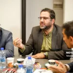 گاهی برخی مدیران یا نمایندگان در بازدید از شهرک ها کاستی هایی را مشاهده می کنند و طی تماس خود انتظار دارند این مشکل اولویت قرار گیرد؛ به همین دلیل تمام برنامه های ما درگیر این سفارش می شود و از اولویت های خود دور می شویم اما بعد از این نشست قول می دهیم حتما از همه شرکت های خدماتی نظرات را اخذ کنیم تا اولویت شهرک ها مشخص شود.الان 725 میلیارد تومان برای تکمیل نیازهای زیرساختی شهرک های صنعتی اعتبار نیاز داریم.باید پیگیری کنیم در استان اعبتارات تملک دارایی ما از 4 درصد به 10 درصد برسد.درست است که اولویت کشاورزی باشد، اما 30 درصد اشتغال استان صنعتی است و باید به آن توجه ویژه کرد.نشست با دستگاه های خدمات رسان را جدی بگیرید زیرا با توجه به فرارسیدن سرما در تامین سوخت مشکل خواهیم داشت.یکی از موضوعات تعریف صلاحیت صنعتی است. این دغدغه ماست که هرکسی جواز می گیرد ما باید زمین بدهیم و اکنون زمین هایی داریم که 18 سال یا بیشتر خریداری شده ولی صنعتی ایجاد نشده است.طبق قانون شهروندی هر کسی جواز بگیرد باید زمین بدهیم؛ متاسفانه نه تنها هیچ نشستی برای حل این مشکل با مجلس برگزار نشده بلکه برخی نمایندگان هم سفارش به صدور جواز می کنند.در این شرایط راهکار جدی عدم دخالت دراین مساله است. ژاپنی ها مجموعه ای دارند به اسم SMRJ که مشاور است و وقتی کسی می خواهد طرحی را اجرا می کند، این موسسه باید ارزیابی کند و ارزیابی آن ملاک صلاحیت و موفقیت پروژه است.