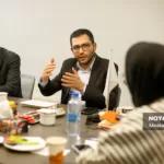 گاهی برخی مدیران یا نمایندگان در بازدید از شهرک ها کاستی هایی را مشاهده می کنند و طی تماس خود انتظار دارند این مشکل اولویت قرار گیرد؛ به همین دلیل تمام برنامه های ما درگیر این سفارش می شود و از اولویت های خود دور می شویم اما بعد از این نشست قول می دهیم حتما از همه شرکت های خدماتی نظرات را اخذ کنیم تا اولویت شهرک ها مشخص شود.الان 725 میلیارد تومان برای تکمیل نیازهای زیرساختی شهرک های صنعتی اعتبار نیاز داریم.باید پیگیری کنیم در استان اعبتارات تملک دارایی ما از 4 درصد به 10 درصد برسد.درست است که اولویت کشاورزی باشد، اما 30 درصد اشتغال استان صنعتی است و باید به آن توجه ویژه کرد.نشست با دستگاه های خدمات رسان را جدی بگیرید زیرا با توجه به فرارسیدن سرما در تامین سوخت مشکل خواهیم داشت.یکی از موضوعات تعریف صلاحیت صنعتی است. این دغدغه ماست که هرکسی جواز می گیرد ما باید زمین بدهیم و اکنون زمین هایی داریم که 18 سال یا بیشتر خریداری شده ولی صنعتی ایجاد نشده است.طبق قانون شهروندی هر کسی جواز بگیرد باید زمین بدهیم؛ متاسفانه نه تنها هیچ نشستی برای حل این مشکل با مجلس برگزار نشده بلکه برخی نمایندگان هم سفارش به صدور جواز می کنند.در این شرایط راهکار جدی عدم دخالت دراین مساله است. ژاپنی ها مجموعه ای دارند به اسم SMRJ که مشاور است و وقتی کسی می خواهد طرحی را اجرا می کند، این موسسه باید ارزیابی کند و ارزیابی آن ملاک صلاحیت و موفقیت پروژه است.