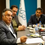 گاهی برخی مدیران یا نمایندگان در بازدید از شهرک ها کاستی هایی را مشاهده می کنند و طی تماس خود انتظار دارند این مشکل اولویت قرار گیرد؛ به همین دلیل تمام برنامه های ما درگیر این سفارش می شود و از اولویت های خود دور می شویم اما بعد از این نشست قول می دهیم حتما از همه شرکت های خدماتی نظرات را اخذ کنیم تا اولویت شهرک ها مشخص شود.الان 725 میلیارد تومان برای تکمیل نیازهای زیرساختی شهرک های صنعتی اعتبار نیاز داریم.باید پیگیری کنیم در استان اعبتارات تملک دارایی ما از 4 درصد به 10 درصد برسد.درست است که اولویت کشاورزی باشد، اما 30 درصد اشتغال استان صنعتی است و باید به آن توجه ویژه کرد.نشست با دستگاه های خدمات رسان را جدی بگیرید زیرا با توجه به فرارسیدن سرما در تامین سوخت مشکل خواهیم داشت.یکی از موضوعات تعریف صلاحیت صنعتی است. این دغدغه ماست که هرکسی جواز می گیرد ما باید زمین بدهیم و اکنون زمین هایی داریم که 18 سال یا بیشتر خریداری شده ولی صنعتی ایجاد نشده است.طبق قانون شهروندی هر کسی جواز بگیرد باید زمین بدهیم؛ متاسفانه نه تنها هیچ نشستی برای حل این مشکل با مجلس برگزار نشده بلکه برخی نمایندگان هم سفارش به صدور جواز می کنند.در این شرایط راهکار جدی عدم دخالت دراین مساله است. ژاپنی ها مجموعه ای دارند به اسم SMRJ که مشاور است و وقتی کسی می خواهد طرحی را اجرا می کند، این موسسه باید ارزیابی کند و ارزیابی آن ملاک صلاحیت و موفقیت پروژه است.